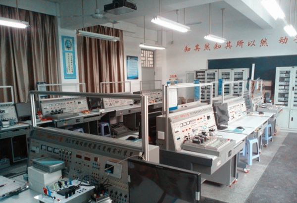 福州机电工程职业技术学校PLC实训室