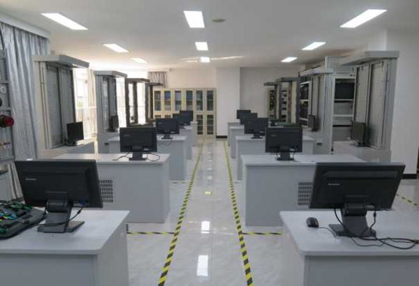 福州机电工程职业技术学校PLC实训室