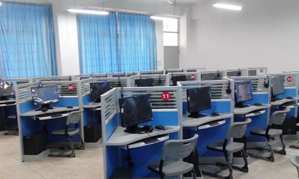 龙海职业技术学校计算机室